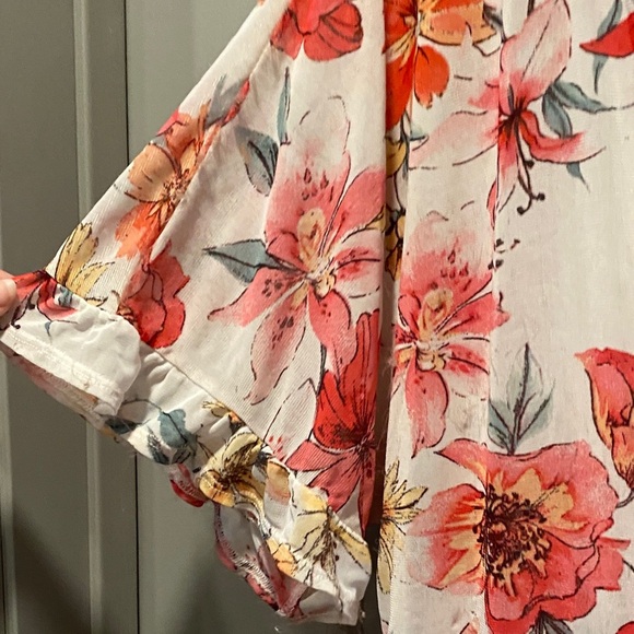 Cure Size Large Floral Ruffle Kimono/Robe Top - Picture 3 of 9